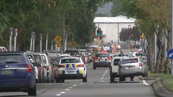 Les forces de l'ordre se rendent près de la mosquée visée par l'attaque terroriste le vendredi 15 mars 2019 à Christchurch en Nouvelle-Zélande. (TV NEW ZEALAND / TV NEW ZEALAND)