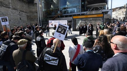 Des policiers, magistrats et avocats rassemblés le 16 mars 2023 à Bordeaux (Gironde) contre le projet de réforme de la police judiciaire. (MEHDI FEDOUACH / AFP)