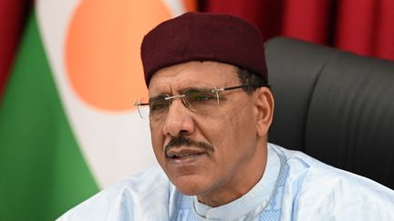 Mohamed Bazoum, le 2 mai 2023, à Niamey, au Niger. (ISSOUF SANOGO / AFP)