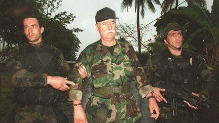 Le mercenaire français Bob Denard, fait prisonnier par des militaires français le 5 octobre 1995, après son coup d'Etat aux Comores (ALEXANDER JOE / AFP)
