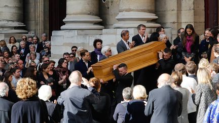 Le cercueil de Jean Rochefort quitte l'église de Saint-Thomas d'Aquin, à Paris, à l'issue de la cérémonie, vendredi 13 octobre 2017
 (François Guillot / AFP)