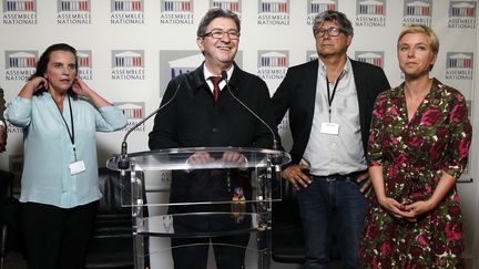 Jean-Luc Mélenchon et les députés de La France Insoumise refusent de porter une cravate à l'Assemblée nationale, comme le veut pourtant la tradition. (GEOFFROY VAN DER HASSELT / AFP)