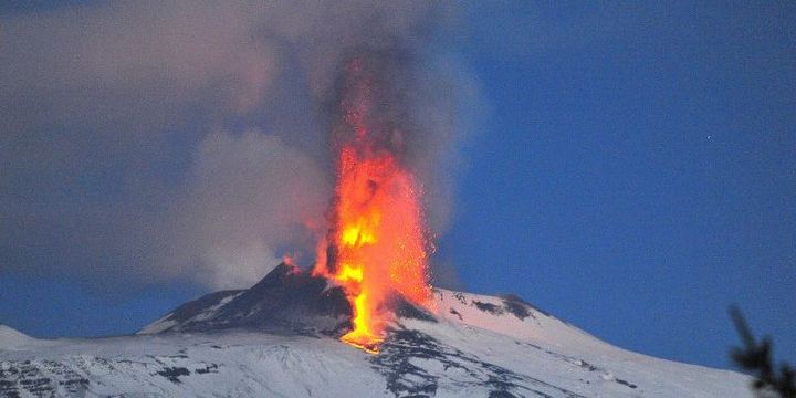 L'Etna en éruption le 6 janvier 2012
 (MARCELLO PATERNOSTRO / AFP)