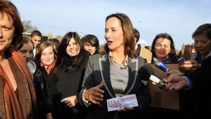 Ségolène Royal présente le "pass contraception"  le 13 novembre 2009 devant un lycée professionel de Poitiers. (AFP - Alain Jocard)