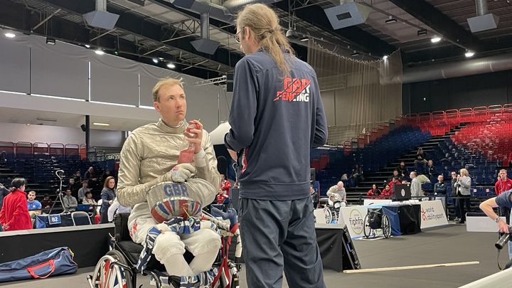 L'Anglais Piers Gilliver débriefe avec son coach après son titre de champion d'Europe de sabre (catégorie A), le 5 mars 2024. (Clément Mariotti Pons)