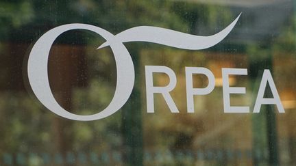 Le logo de l'entreprise Orpea à Paris, le 28 mars 2022. (MYRIAM TIRLER / HANS LUCAS / AFP)