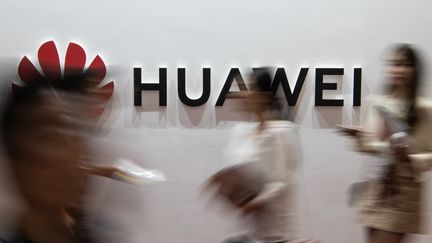 Un logo du constructeur chinois Huawei lors d'un salon dédié à l'électronique, le 2 août 2019 à Pékin (Chine). (FRED DUFOUR / AFP)