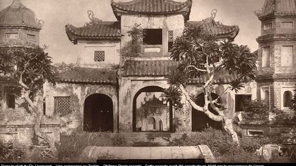 La pagode des Supplices, de son vrai nom Báo-Ân (報 恩), littéralement Pagode de la Gratitude, se situait jadis sur la rive orientale du lac de l'Épée Restituée de Hanoi. Elle était fréquemment visitée par les voyageurs de passage. Elle fut transformée en magasins d'approvisionnement militaires pendant les années 1886-1888 avant d'être détruite suivant la volonté des urbanistes français. Elle se situait à l'emplacement actuel de la Poste centrale de Hanoi. (Charles-Edouard Hocquard, 1884)