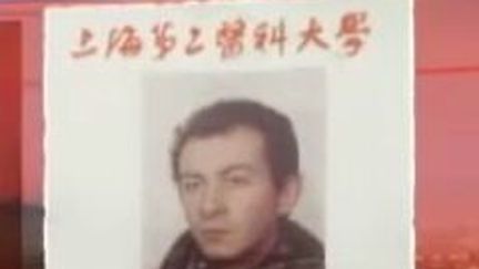 photo de la carte d'Unit&eacute; de Travail de Fran&ccedil;ois Lenglet &agrave; Shanga&iuml; en 1987. Extrait de l'Angle &eacute;co, le 27 octobre 2014. ( CAPTURE ECRAN FRANCE 2)