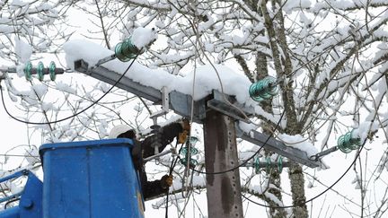 Les premières chutes de neige jeudi 14 novembre sur une partie de la France ont provoqué une panne électrique assez importante. Comment l'expliquer ? Sommes-nous en retard dans l'enfouissement du réseau ? (REMY GABALDA / AFP)