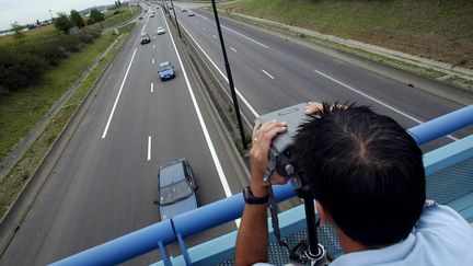 Contrôle routier sur la route des vacances, le 27 août 2005. (FRED DUFOUR / AFP)