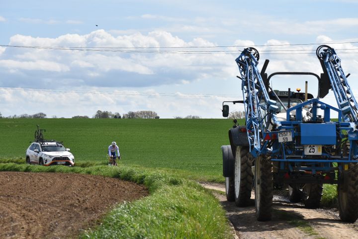 Parmi les aléas rencontrés sur une reconnaissance de Paris-Roubaix : le partage de la route avec d'autres véhicules, parfois encombrants. (Hortense Leblanc)