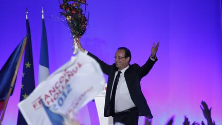 François Hollande célèbre sa victoire à Tulle (Corrèze), le 6 mai 2012.&nbsp; (REGIS DUVIGNAU / REUTERS)