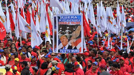 Des soutiens au président Maduro ont conspué Donald Trump, à l'occasion d'un rassemblement chaviste le 2 février 2019 à Caracas (Venezuela). (YURI CORTEZ / AFP)