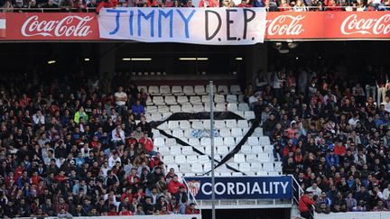 Les supporteurs de Séville rendent homme à l'ultra de l'Atletico Madrid décédé en marge du match Madrid-Deportivo (CRISTINA QUICLER / AFP)