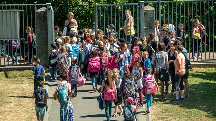 Des élèves quittent l'école primaire Paul Claudel à Tourcoing (Nord), le 16 juin 2017. (PHILIPPE HUGUEN / AFP)