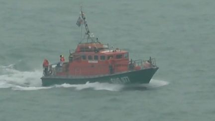 Plusieurs centaines de personnes ont participé à un exercice de sauvetage à Calais, où un ferry et un cargo étaient impliqués. (France 3)