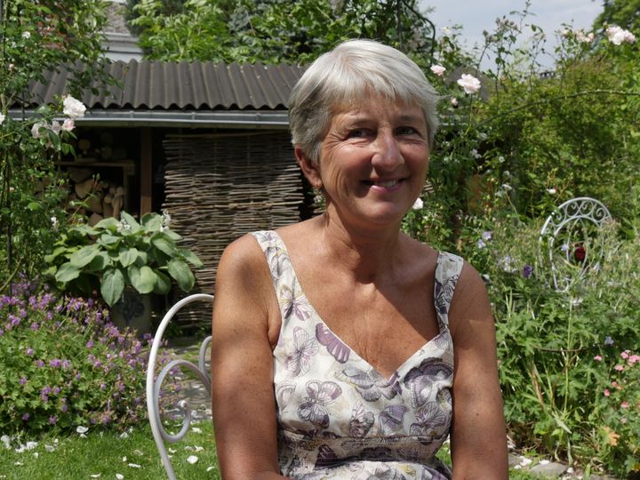 Françoise Dardenne jardine à Esneux, en Belgique.&nbsp; (ISABELLE MORAND / RADIO FRANCE / FRANCE INFO)