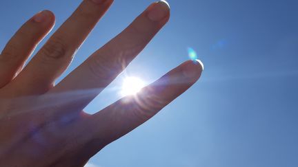 Une main pour protéger ses yeux du soleil. (AURÉLIE LAGAIN / FRANCE-BLEU BREIZH IZEL)