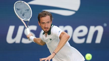 Le Russe Daniil Medvedev lors de son quarts de finale contre Botic&nbsp;van de Zandschulp à l'US Open, mardi 7 septembre 2021. (AL BELLO / GETTY IMAGES NORTH AMERICA / AFP)