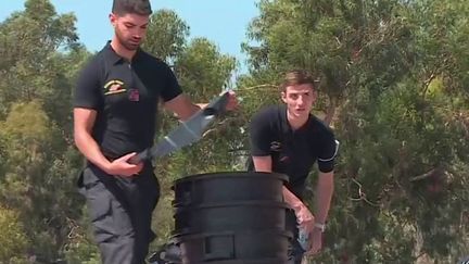 Haute-Corse&nbsp;: trois jours après le dégazage sauvage d’un bateau, le nettoyage se poursuit sur la plage de Solaro  (France 3)