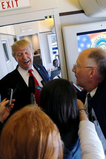 Donald Trump discute avec les reporters à bord d'"Air Force One", lors d'une tournée en Asie, le 11 novembre 2017. (JONATHAN ERNST / REUTERS)