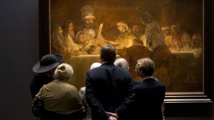 Des visiteurs admirent un Rembrandt au Rijksmuseum
 (Peter Dejong / AP / SIPA)