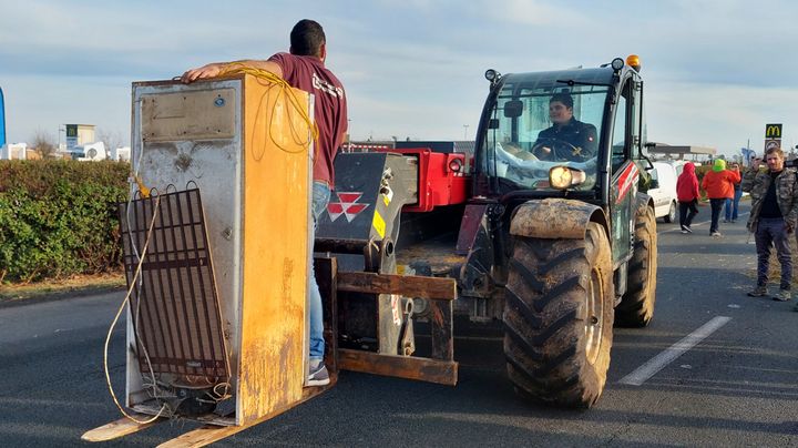 Les manifestants établissent un camp de base sur l'A6, au niveau de Villabé (Essonne), le 29 janvier 2024. (FABIEN MAGNENOU / FRANCEINFO)