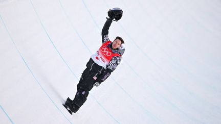 Le triple champion olympique américain Shaun White a quitté les JO sur une 4e place au halfpipe, vendredi 11 février. (BEN STANSALL / AFP)