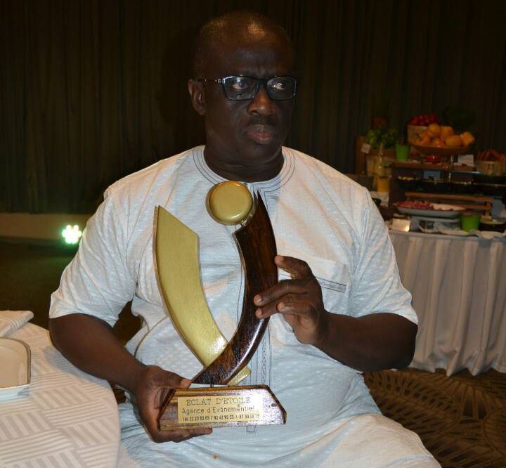 Charles Birregah à Lomé le 11 mars 2017. Il porte le trophée qui lui a été remis par les femmes-leaders du Togo pour son action à la tête du Fonds d'aide aux veuves et orphelins. (Photo/FONDAGO)