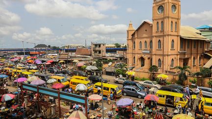 Après le discours du président nigérian, Lagos, la plus grande ville d'Afrique avec ses 20 millions d'habitants, s’est vidée de ses piétons et de ses véhicules. Les marchés ont fermé et les camionnettes de livraisons ont rangé leurs marchandises. En fin de journée, klaxons et embouteillages avaient disparu.&nbsp; (TEMILADE ADELAJA / REUTERS)