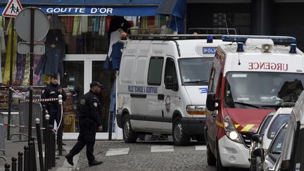 Des policiers dans la rue de la Goutte-d'Or dans le 18e arrondissement de Paris, le 7 janvier 2016.&nbsp; (LIONEL BONAVENTURE / AFP)