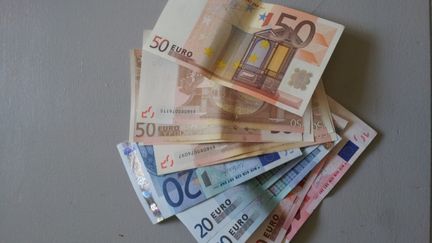 Des billets de 10, 20 et 50 euros. (AURÉLIE LAGAIN / RADIO FRANCE)