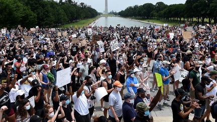 Des manifestants devant le mémorial Lincoln afin de dénoncer les violences policières aux Etats-Unis, samedi 6 juin 2020 à Washington (Etats-Unis). (OLIVIER DOULIERY / AFP)