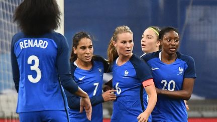 Amandine Henry (numéro 6) célèbre son but contre l'Italie (BORIS HORVAT / AFP)