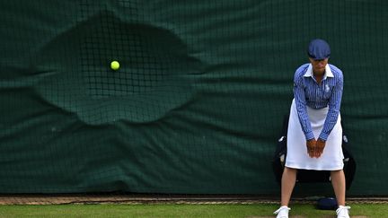 Une juge de ligne sur le court N.1 de Wimbledon, le 11 juillet 2024. (ANDREJ ISAKOVIC / AFP)