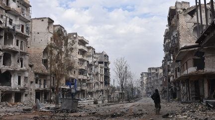 Un soldat du régime syrien, le 23 décembre 2016 à Alep (Syrie). (GEORGE OURFALIAN / AFP)