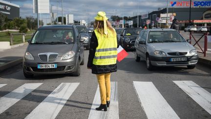 Une miliante "gilet jaune"&nbsp; à Cabries, près de Marseille, le 17 novembre 2019. (CLEMENT MAHOUDEAU / AFP)