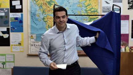 Le dirigeant de gauche radicale grec Alexis Tsipras sort de son isoloir, le 25 mai 2014 &agrave; Ath&egrave;nes (Gr&egrave;ce), pour les &eacute;lections europ&eacute;ennes.&nbsp; (ARIS MESSINIS / AFP)