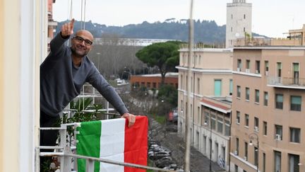 Un Italien sur son balcon à Rome, pendant l'épidémie de coronavirus, en Italie. (TIZIANA FABI / AFP)