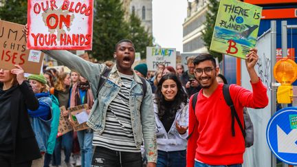 Des jeunes pendant&nbsp;la "grève des écoles" organisée par Youth for Climate à Gand, en Belgique, le 22 octobre 2021.&nbsp; (MARIJN DE KEYZER / MAXPPP)