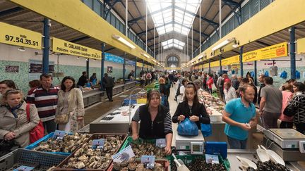 Le marché aux poissons à Vannes, dans le Morbihan, le 16 mai 2015. Certains sacs plastiques seront interdits à partir du 1er juillet 2016. (BERTHIER EMMANUEL / HEMIS.FR / AFP)