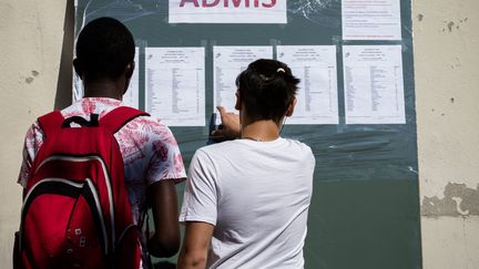 Les résultats du bac, ici en 2018 à Paris. (AURELIEN MORISSARD / MAXPPP)