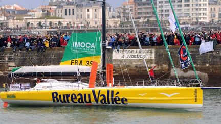 Le monocoque "Bureau Vall&eacute;e" du skipper fran&ccedil;ais Louis Burton, au d&eacute;part du Vend&eacute;e&nbsp;Globe, aux Sables-d'Olonne, le 10 novembre 2012. (FRED TANNEAU / AFP)