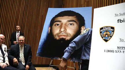 Une photographie de&nbsp;Sayfullo Saipov a été affichée lors d'une conférence de presse des autorités new-yorkaises, mercredi 1er novembre 2017.&nbsp; (SPENCER PLATT / GETTY IMAGES NORTH AMERICA / AFP)