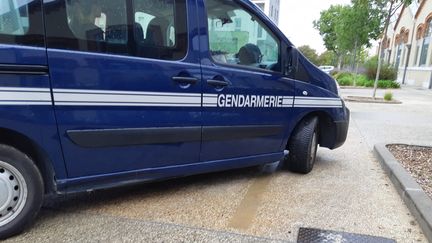 Fourgon de gendarmerie à Valence (Drôme). (FLORENCE GOTSCHAUX / FRANCE-BLEU DRÔME-ARDÈCHE / RADIO FRANCE)