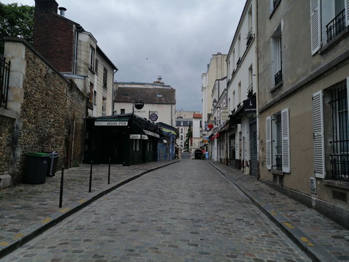 Une rue de Montmartre déserte, le 1er juillet 2020. (CYRILLE ARDAUD / RADIO FRANCE)