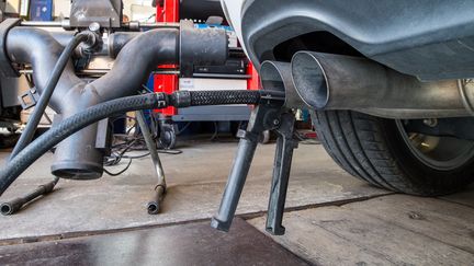 Une sonde est plac&eacute;e sur un pot d'&eacute;chappement, dans un garage de Francfort-sur-l'Oder (Allemagne), le 21 septembre 2015. (PATRICK PLEUL / DPA / AFP)