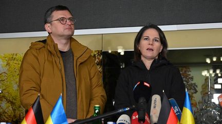 La ministre allemande des Affaires étrangères, Annalena Baerbock (à gauche), et son homologue ukrainien, Dmytro Kuleba, à Kharkiv (Ukraine), le 10 janvier 2023. (STR / AFP)