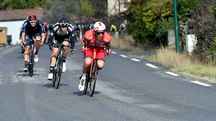 Christophe Laporte, en position dite "Mohoric" sur la troisième étape de l'Etoile de Bessèges, ce vendredi 5 février. (ALEXIS BETHUNE / MAXPPP)